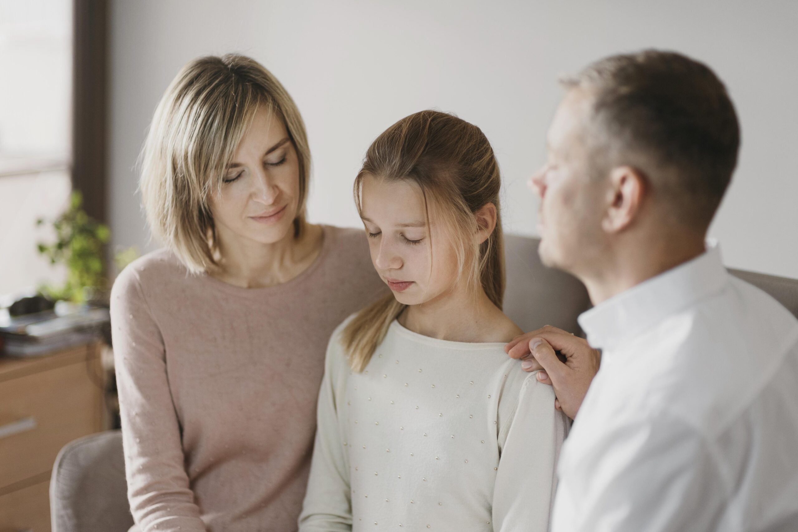 parents-daughter-praying-together
